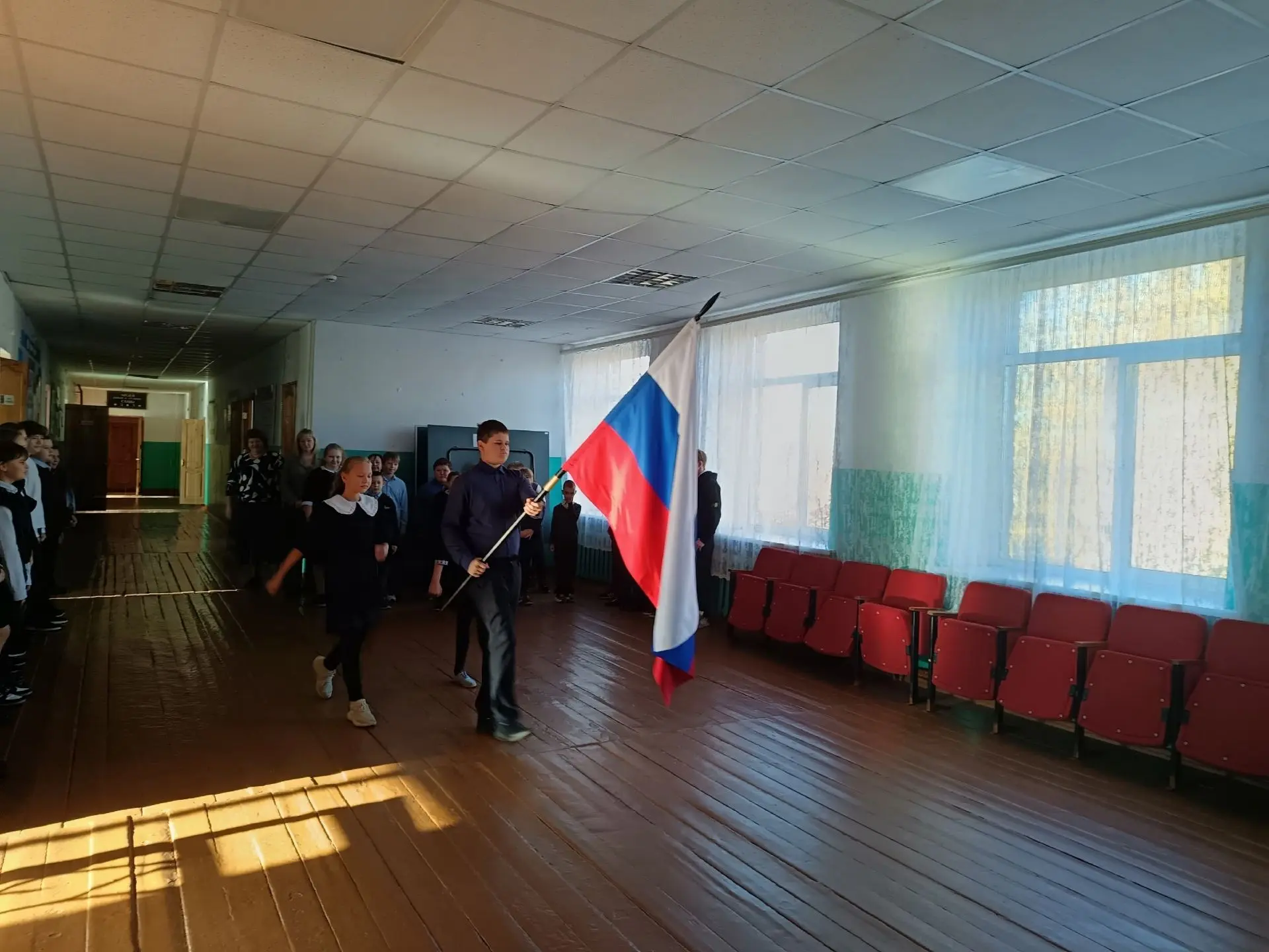 🇷🇺 Утро понедельника началось с традиционной линейки выноса флага и исполнения гимна ...