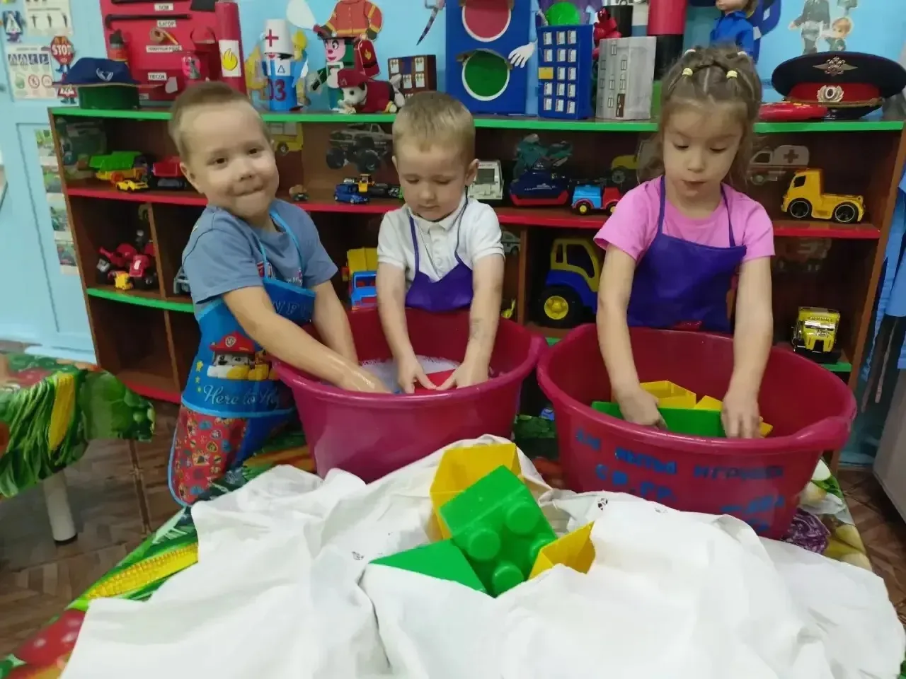 В детском саду мытьё игрушек — это важная и необходимая процедура! 🤗 Воспитанники сред...