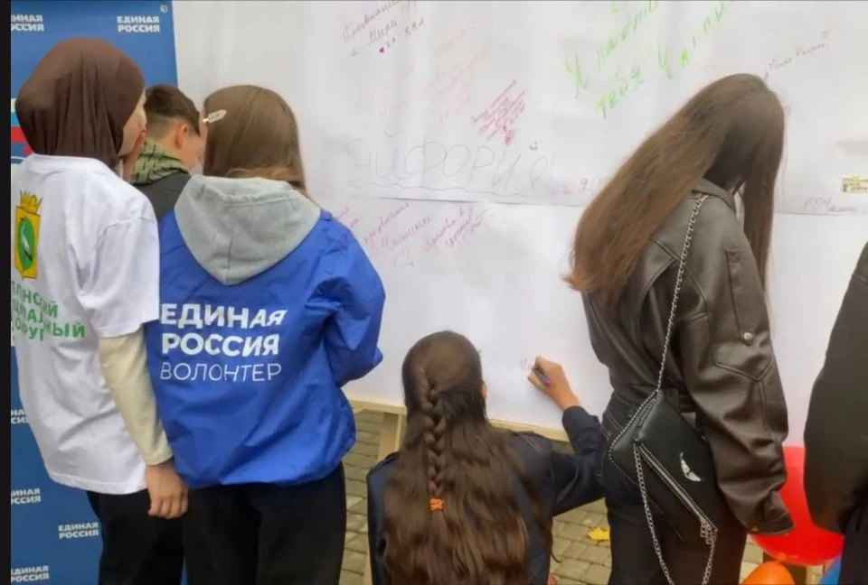 Волонтёры Чаплинского муниципального округа поздравили жителей с днём поселка