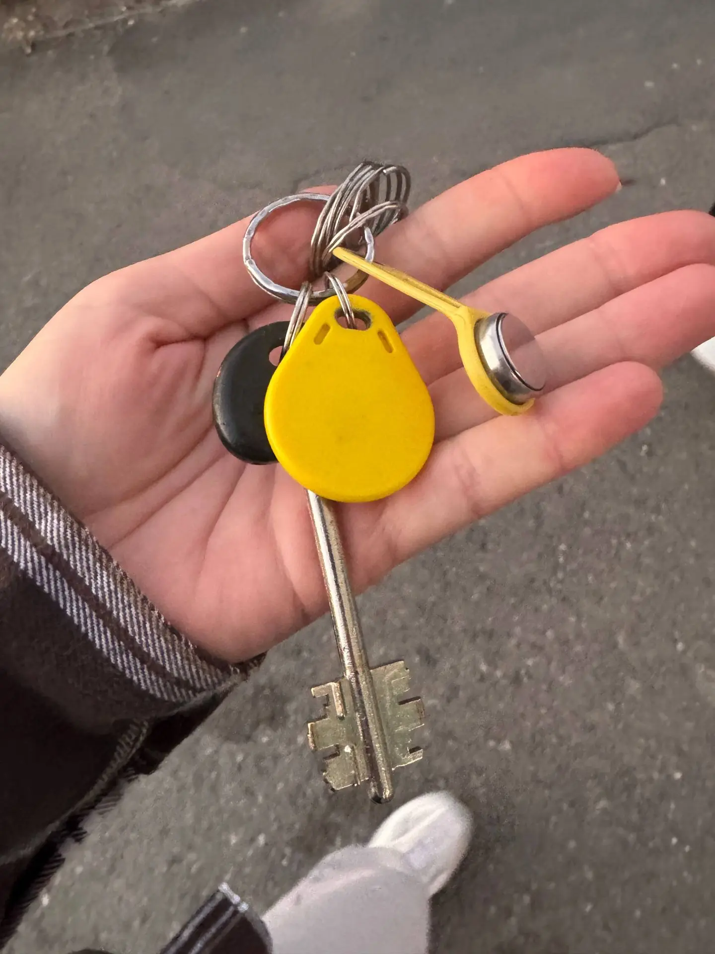Добрый вечер! Возле остановки Кропоткина были найдены ключи. Обращаться по номеру 89377...