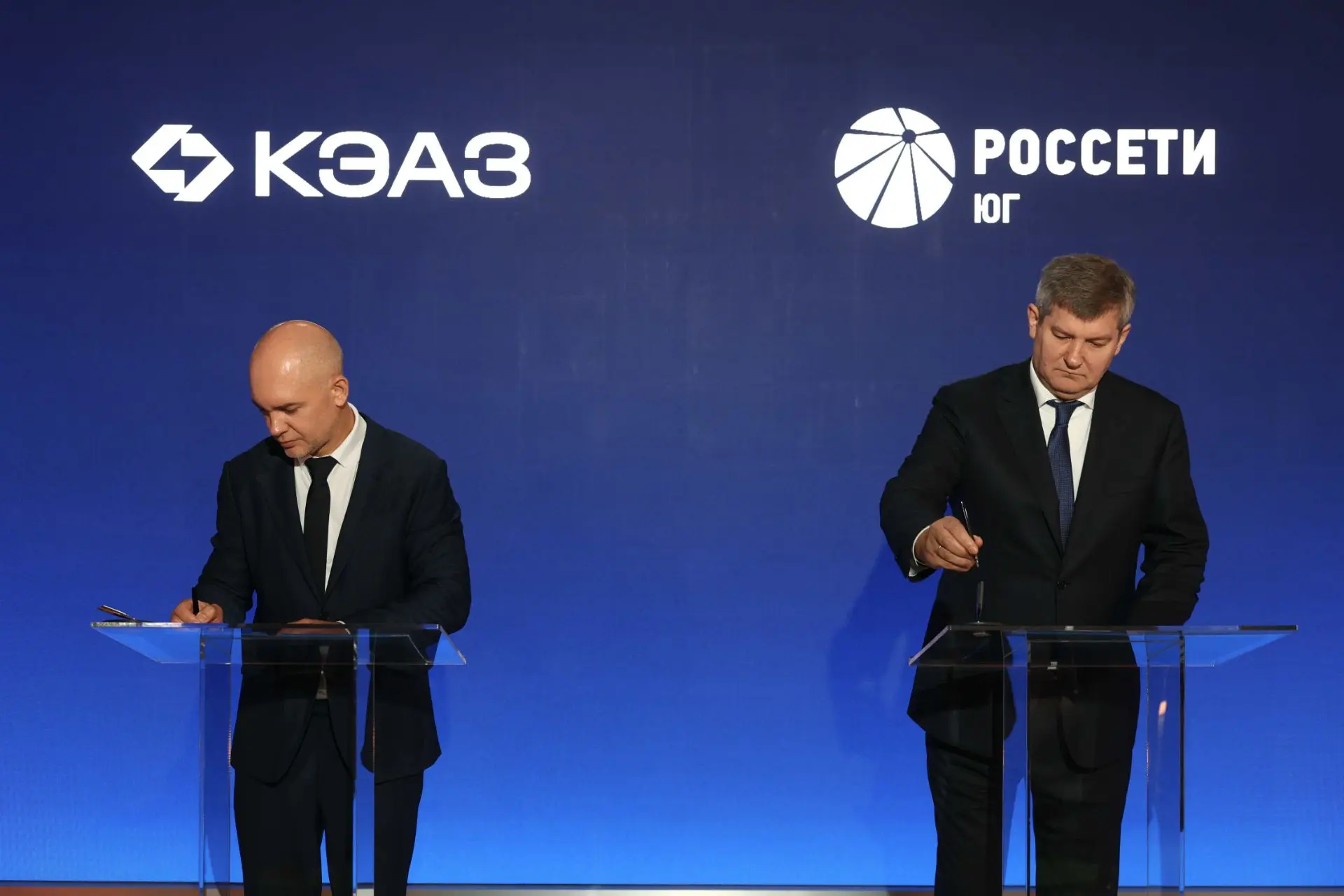 #РоссетиЮг и Курский электроаппаратный завод договорились о сотрудничестве для внедрени...