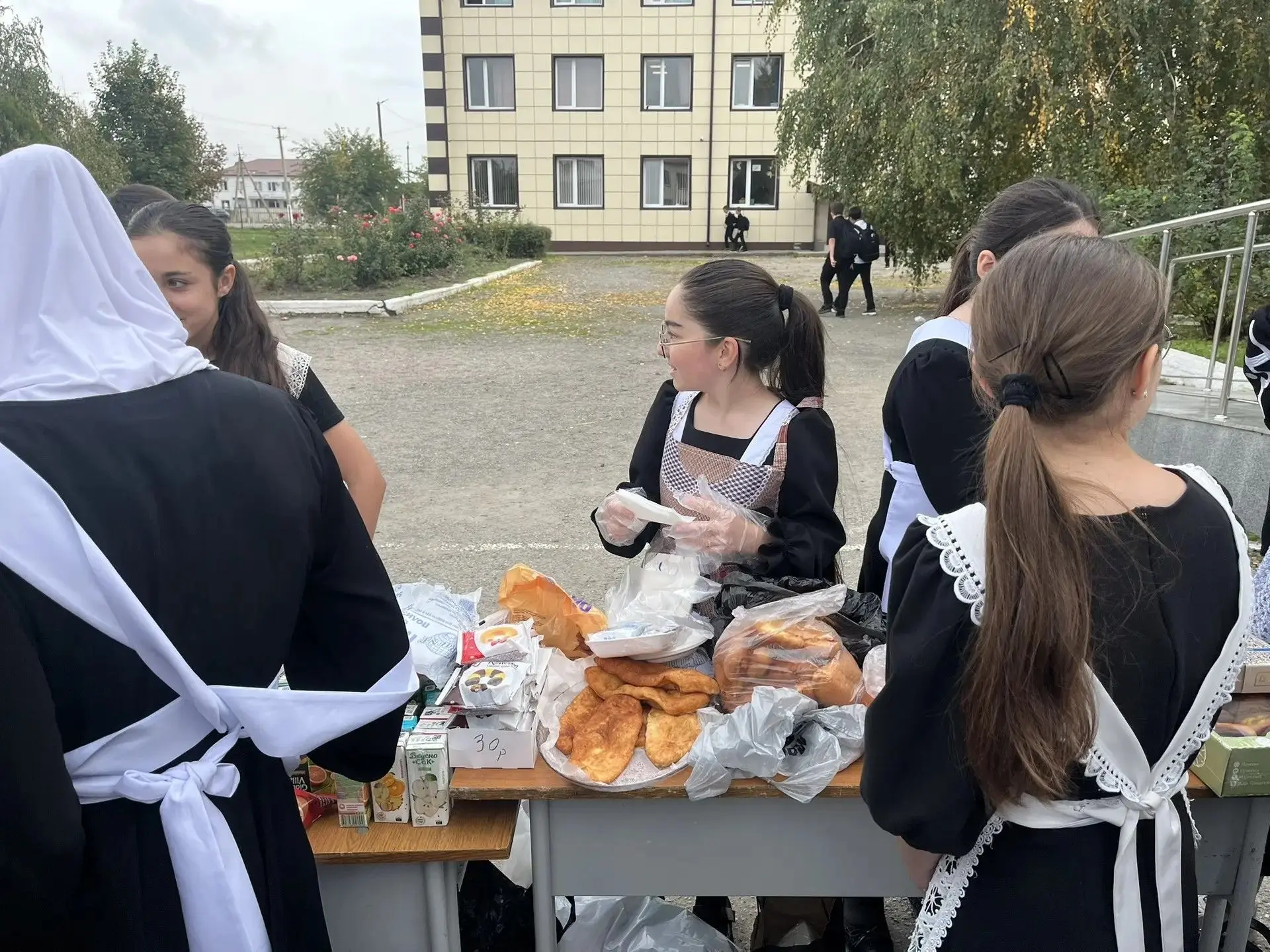 Вчера в нашей школе прошла благотворительная ярмарка «Твори добро» среди 5–11 классов. ...