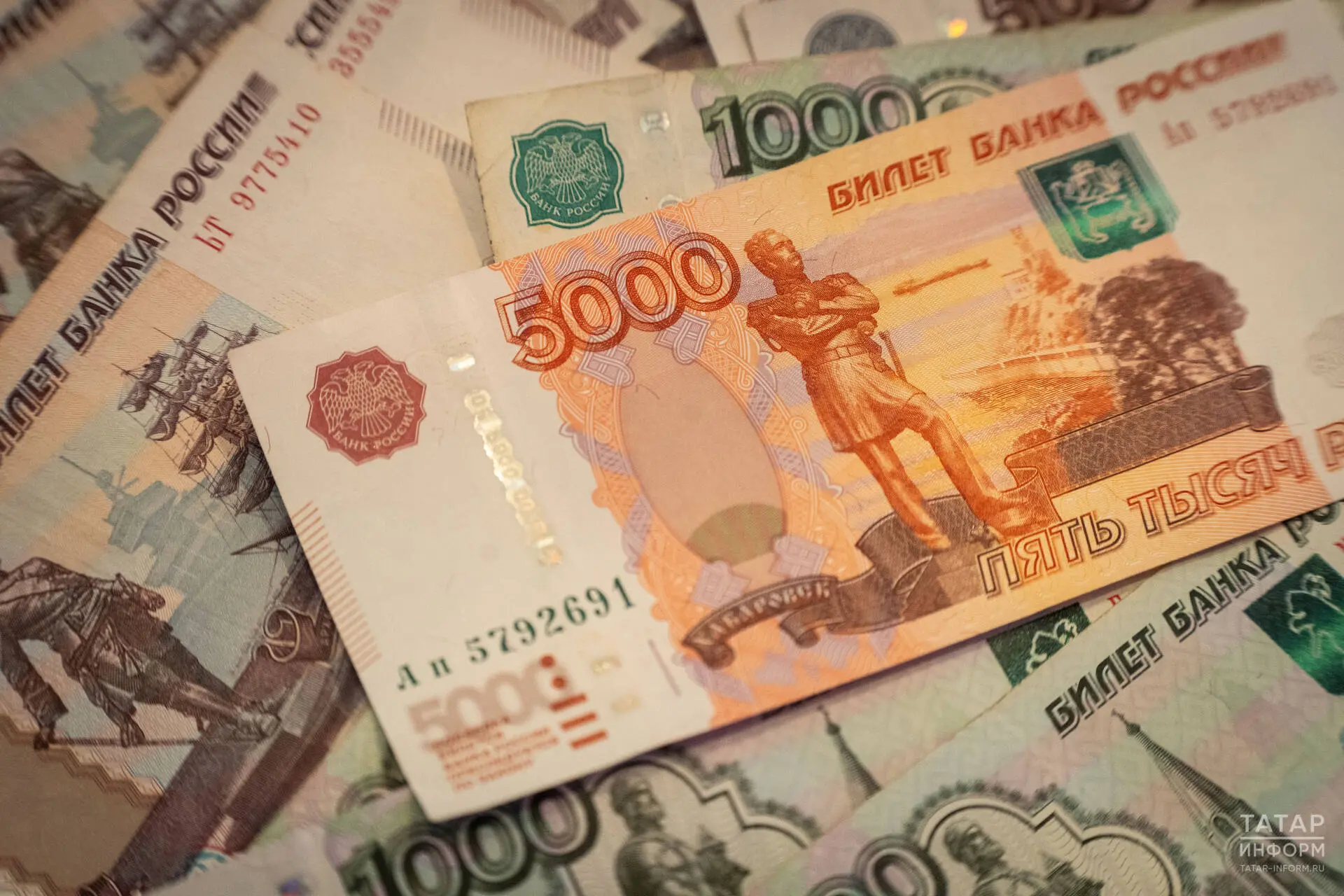 В Татарстане с 2027 года на 10% повысят оклады госслужащих