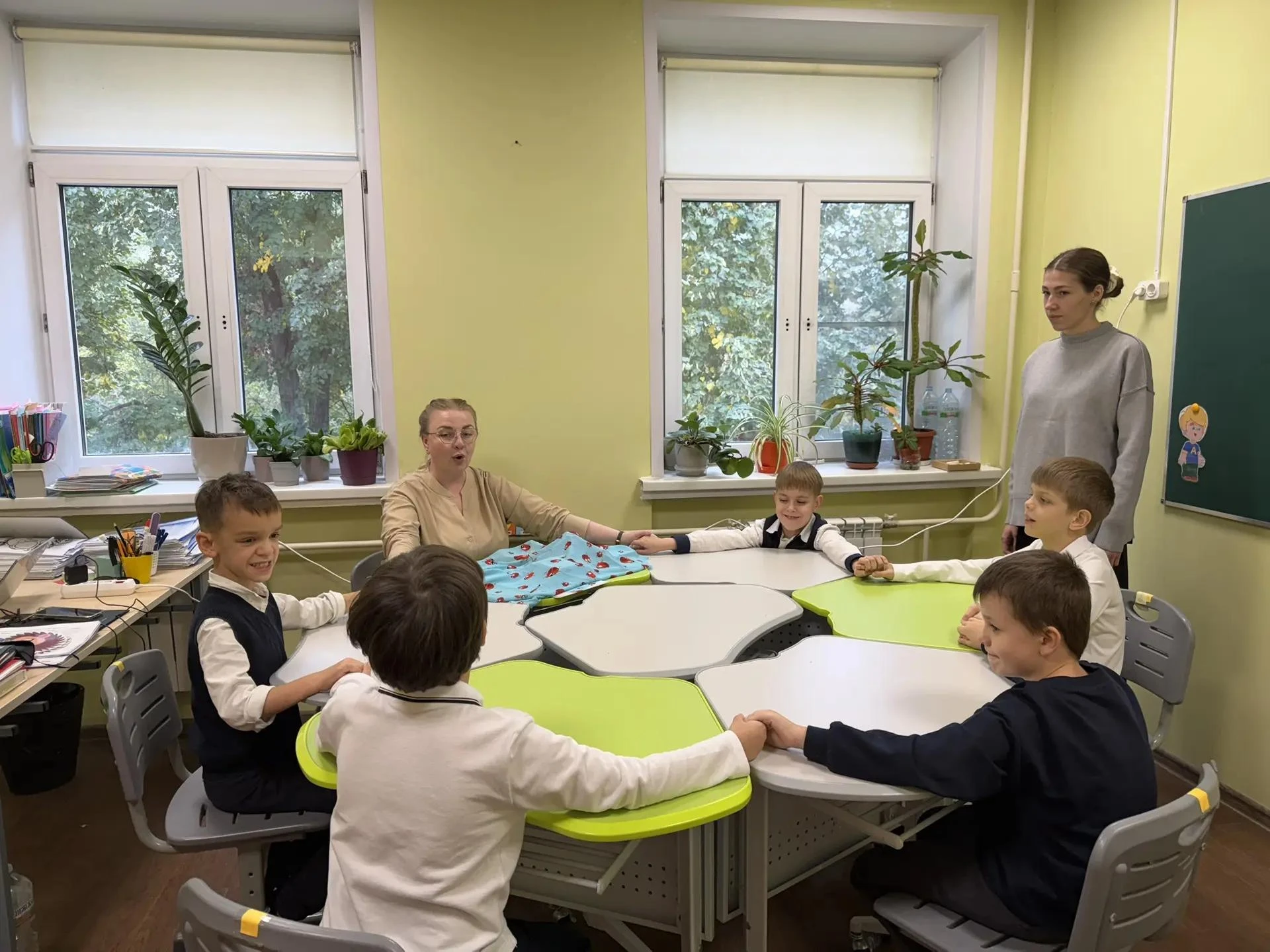 Ребята из 1 «Г» в период адаптации маленькими шагами учатся взаимодействовать друг с др...