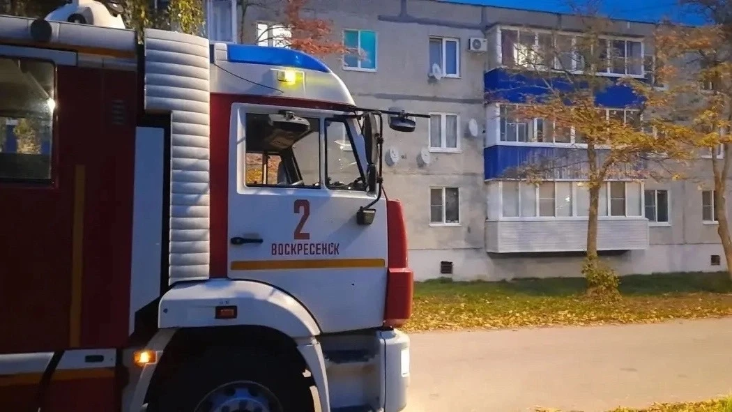 🚨 Пожарные вызволили малыша из запертой квартиры в Воскресенске