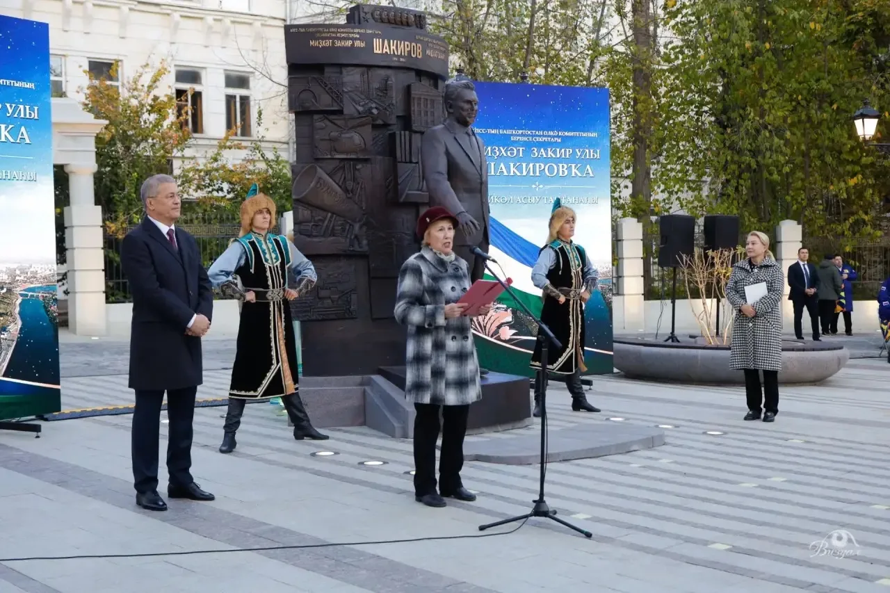 🏛️ В Уфе открыли памятник Мидхату Шакирову