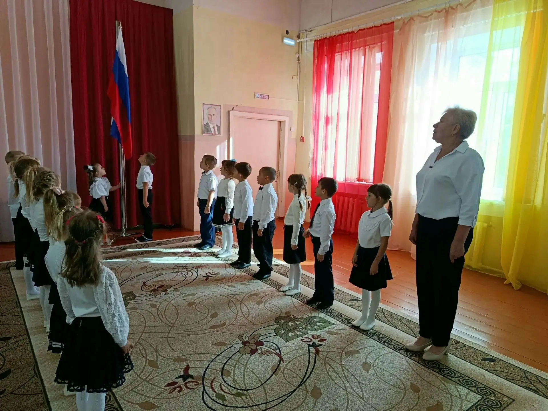 🇷🇺 Особенно торжественно прошло сегодня поднятие государственного флага в нашем детск...