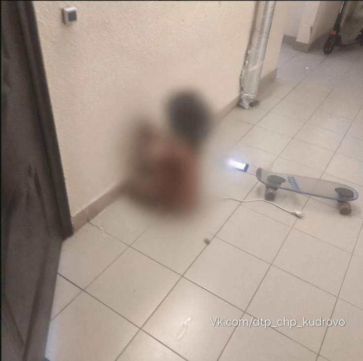Пятилетнюю девочку без одежды нашли в подъезде дома в Кудрово