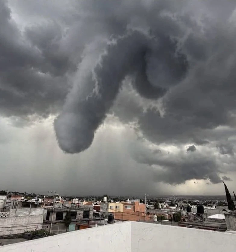 🌩 Говорят над Киевом и вроде как из США принесло.