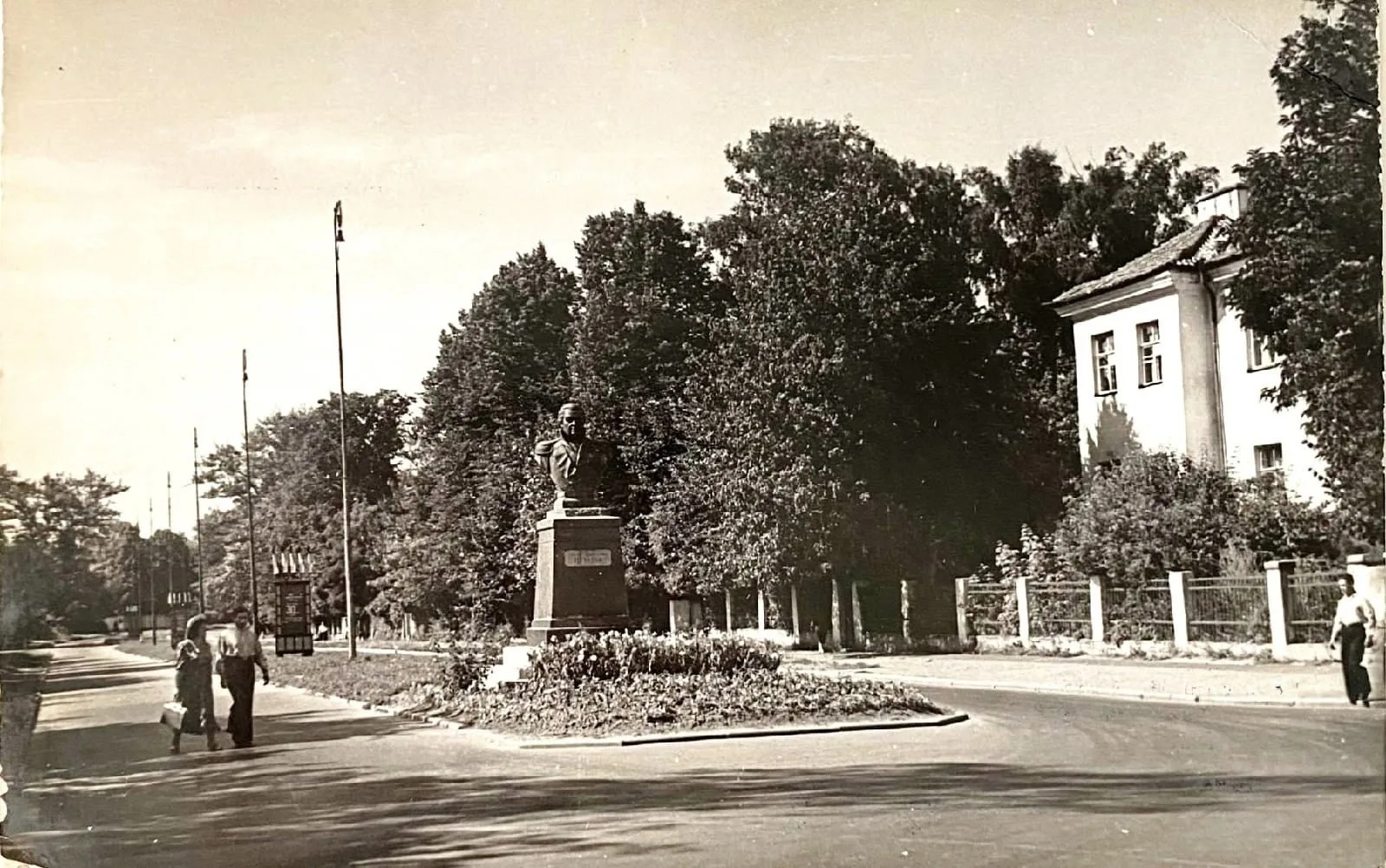 В октябре 1953 года в Калининграде на углу улицы Кутузова и Сталинградского проспекта б...