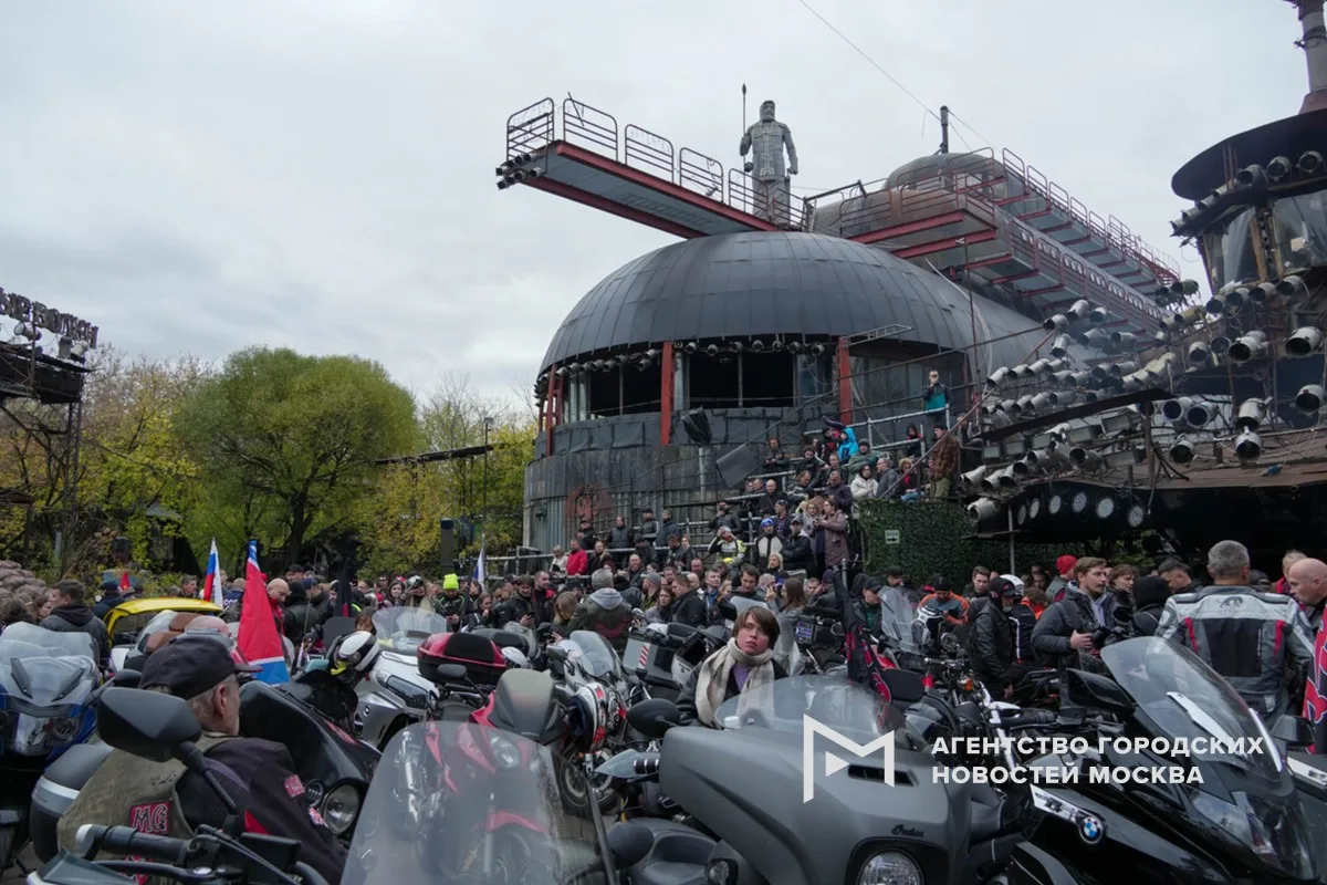 «Ночные волки» закрыли мотосезон в своем московском байк-центре.