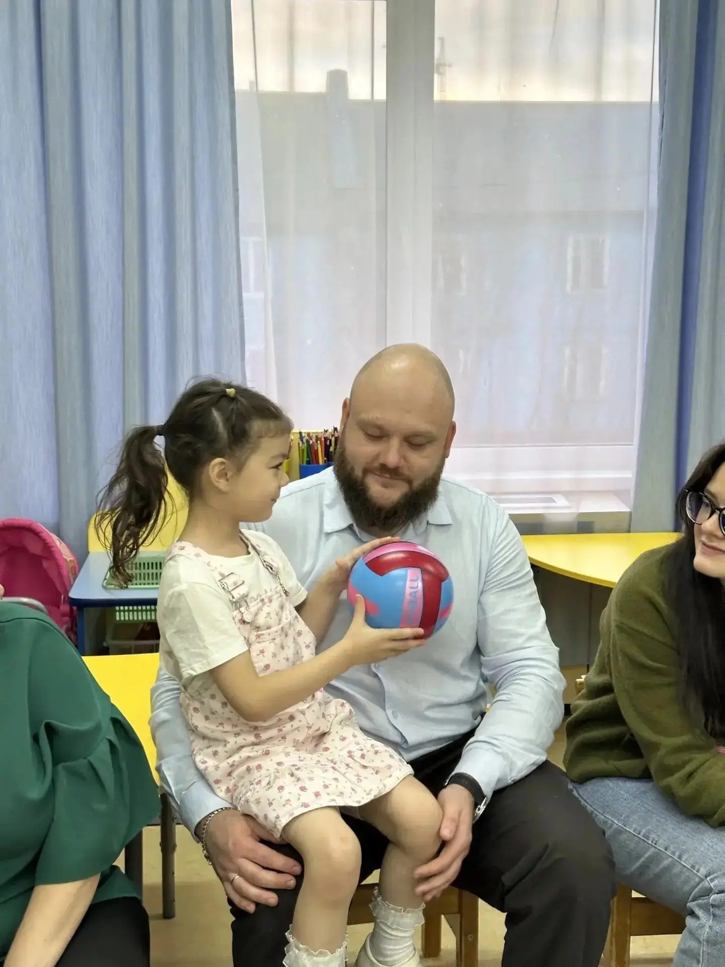 🎉 В преддверии замечательного праздника — Дня отца — сотрудники Центральной библиотеки...