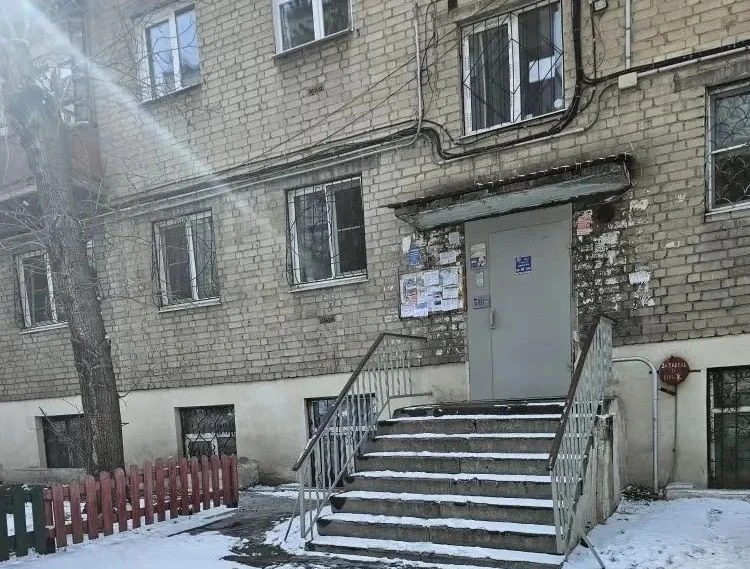 Реклама в подъезде и на фасаде: законно или нет? Проверяем через «Госуслуги Дом»