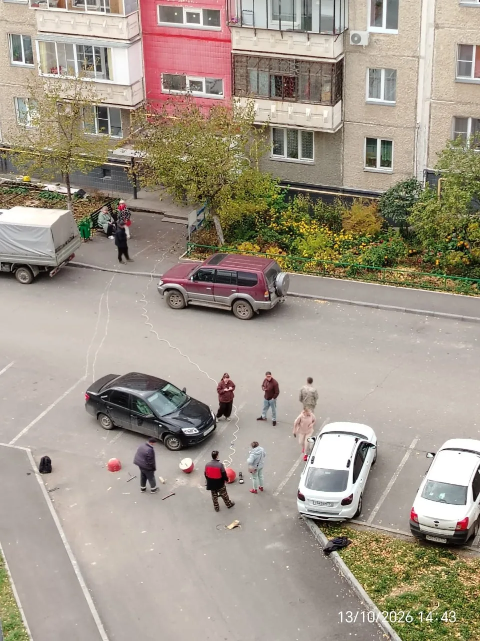 Жители дома по Бульвару Карпова, 11 самовольно перекрыли въезд и выезд к соседнему дому...