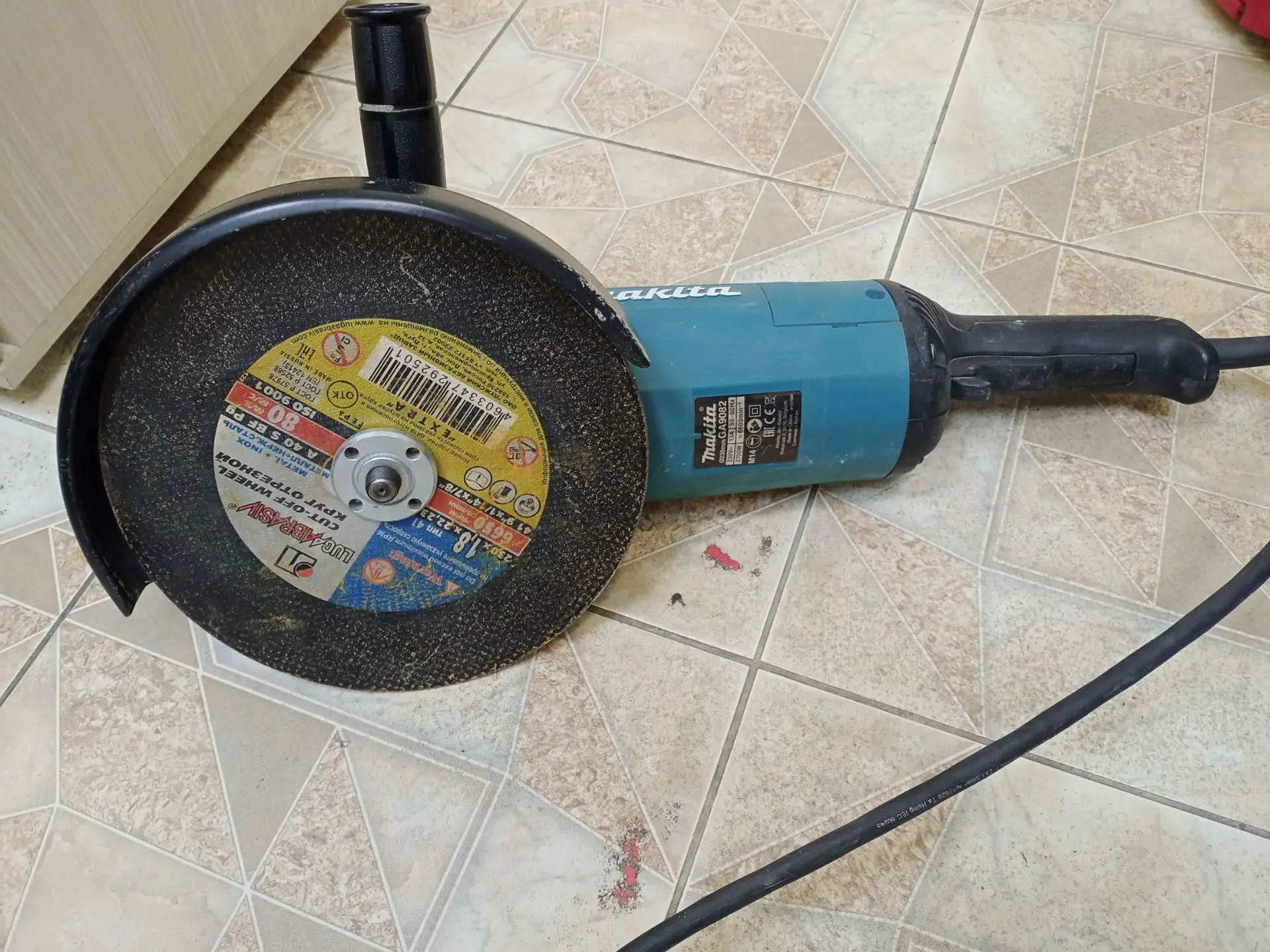 Болгарка Makita GA9020
