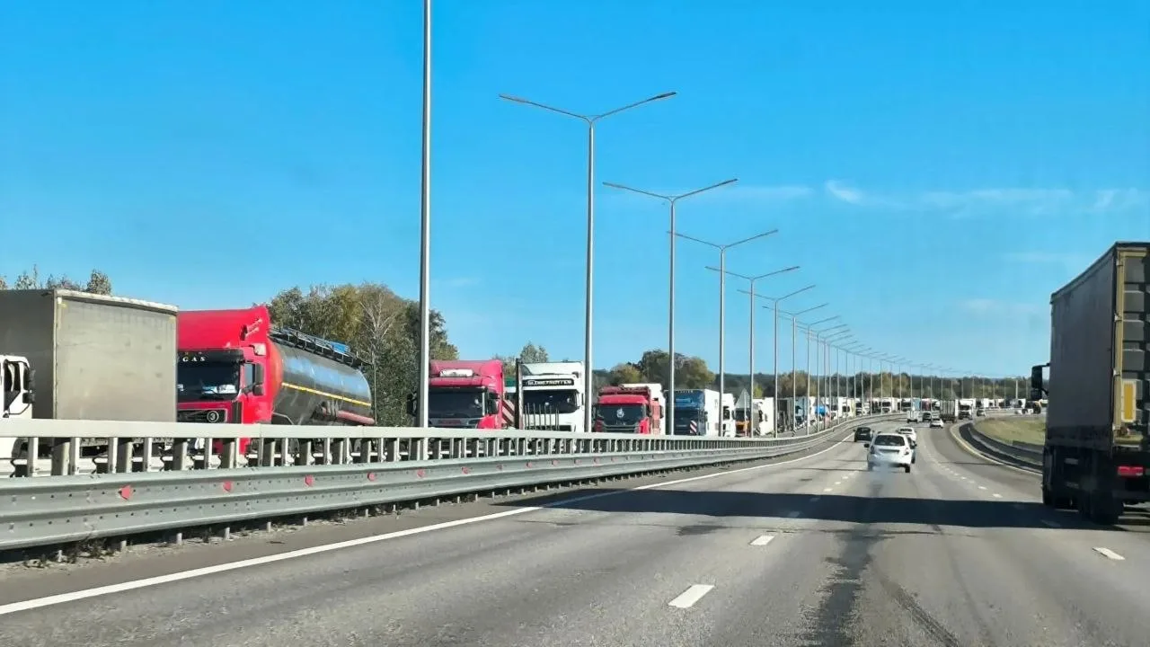 Обход Воронежа сегодня снова застыл в пробке.