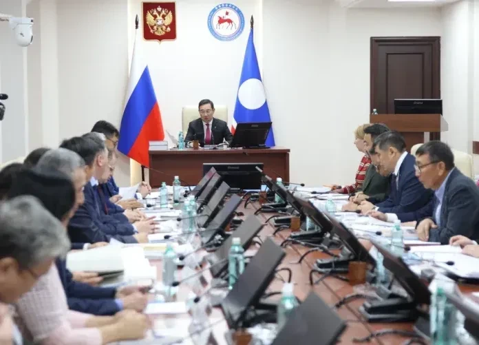 🌎 Глава Якутии провел заседание Попечительского совета Отделения РГО в республике