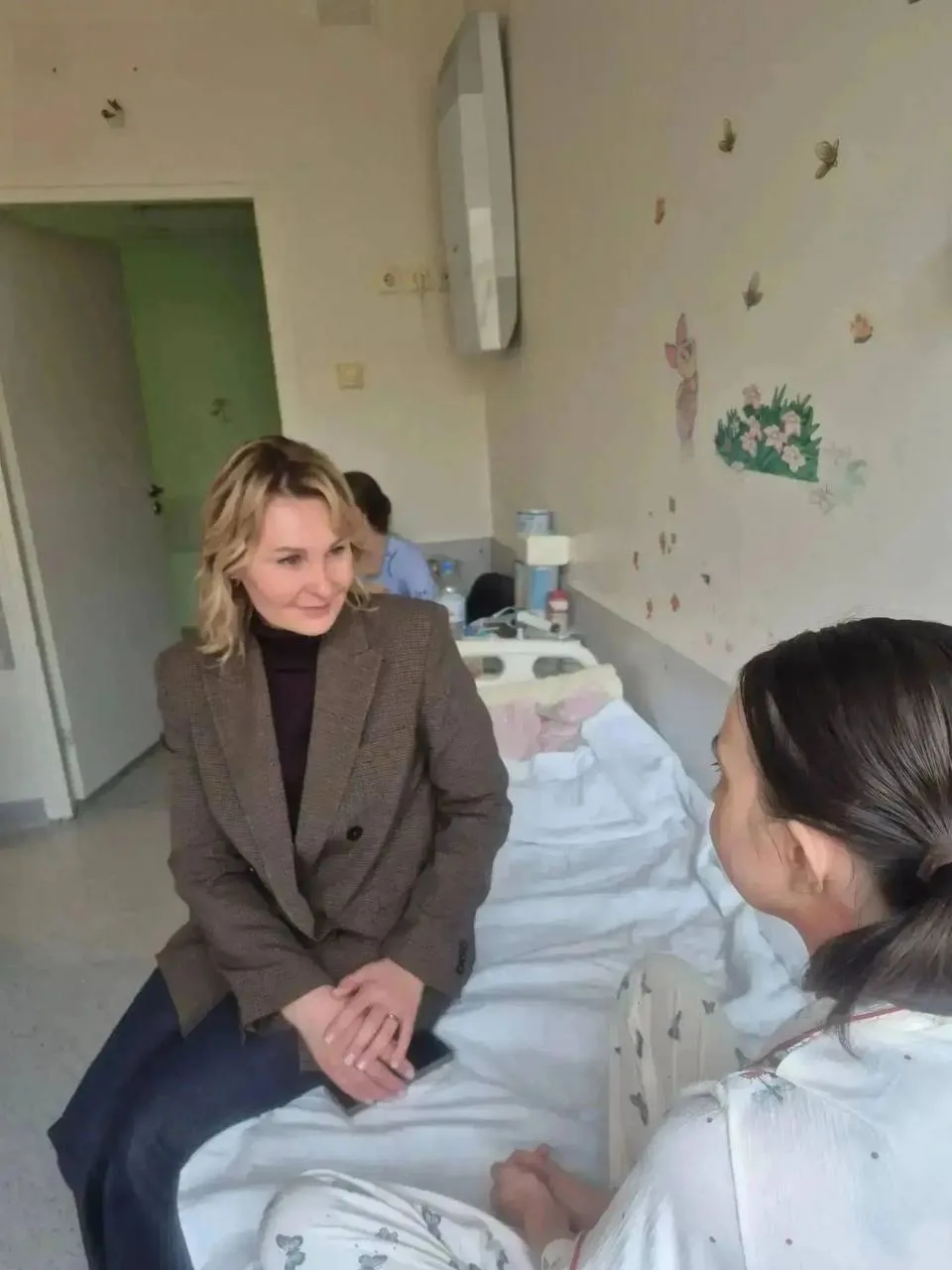 Детский омбудсмен Ульяновской области Ольга Иванова навестила в московской больнице дев...