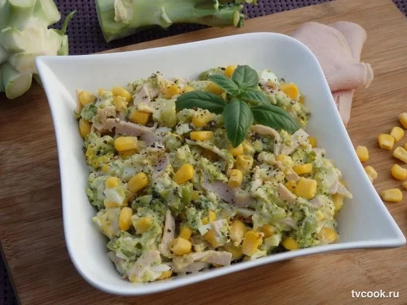 Салат из брокколи с яйцом и кукурузой