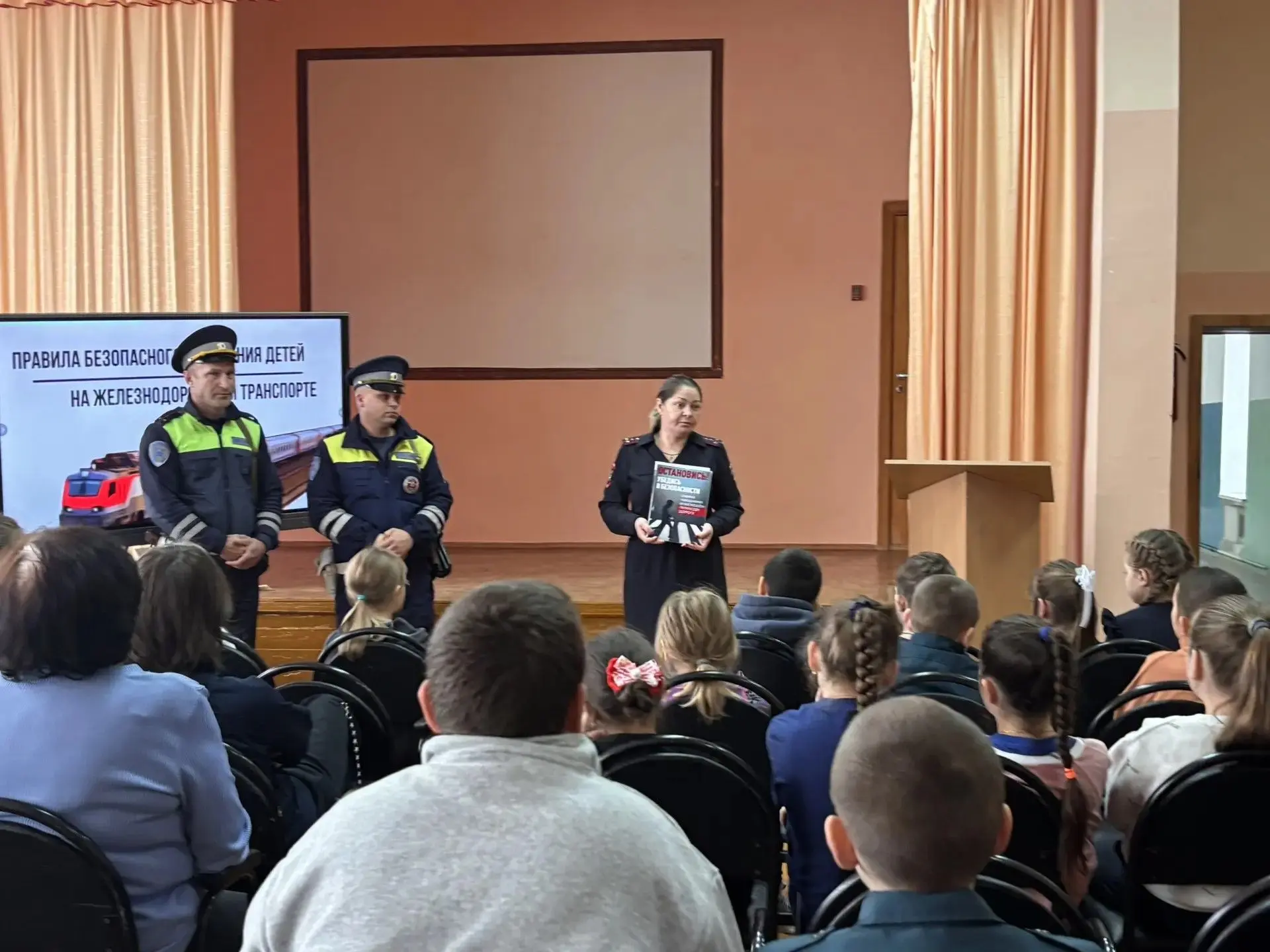 Безопасность на дороге: в Фощеватовской школе прошла важная встреча