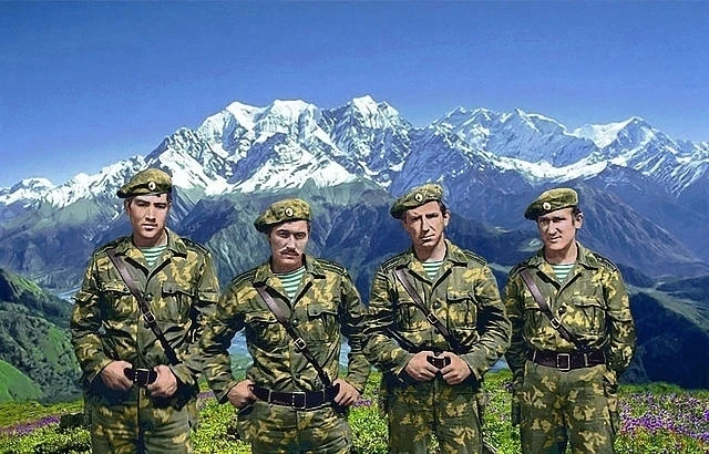 ★ Командование первого боевого состава ДШМГ КВПО в Афганистане.1982 год.Слева-направо;