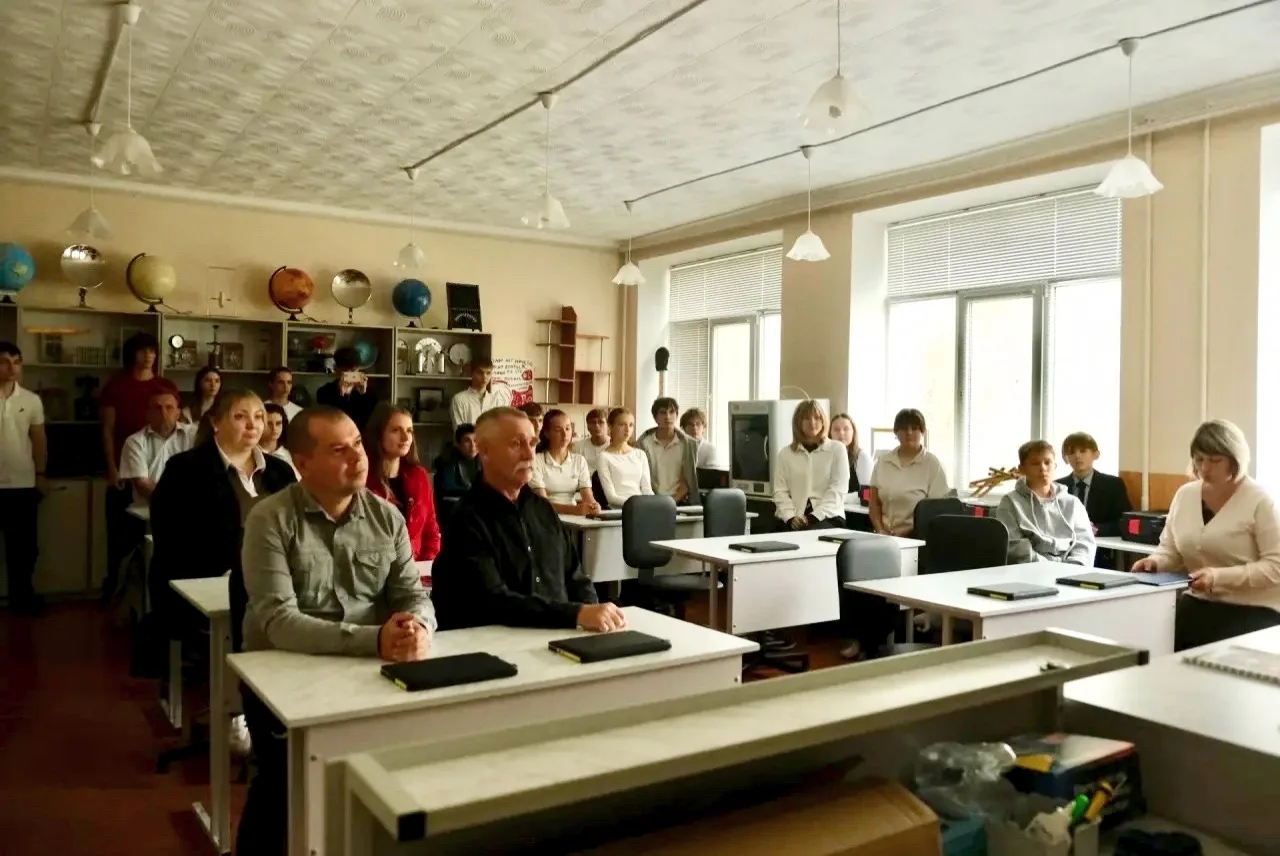 ⚛️ От формул к открытиям: в школе № 15 открылась кафедра физики при участии Азовского п...