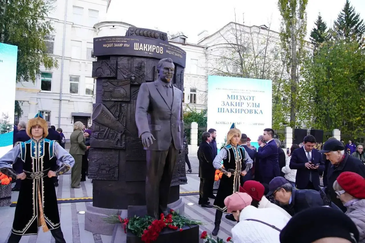 В Уфе открыли памятник Герою Социалистического Труда Мидхату Шакирову, который с 1969 п...