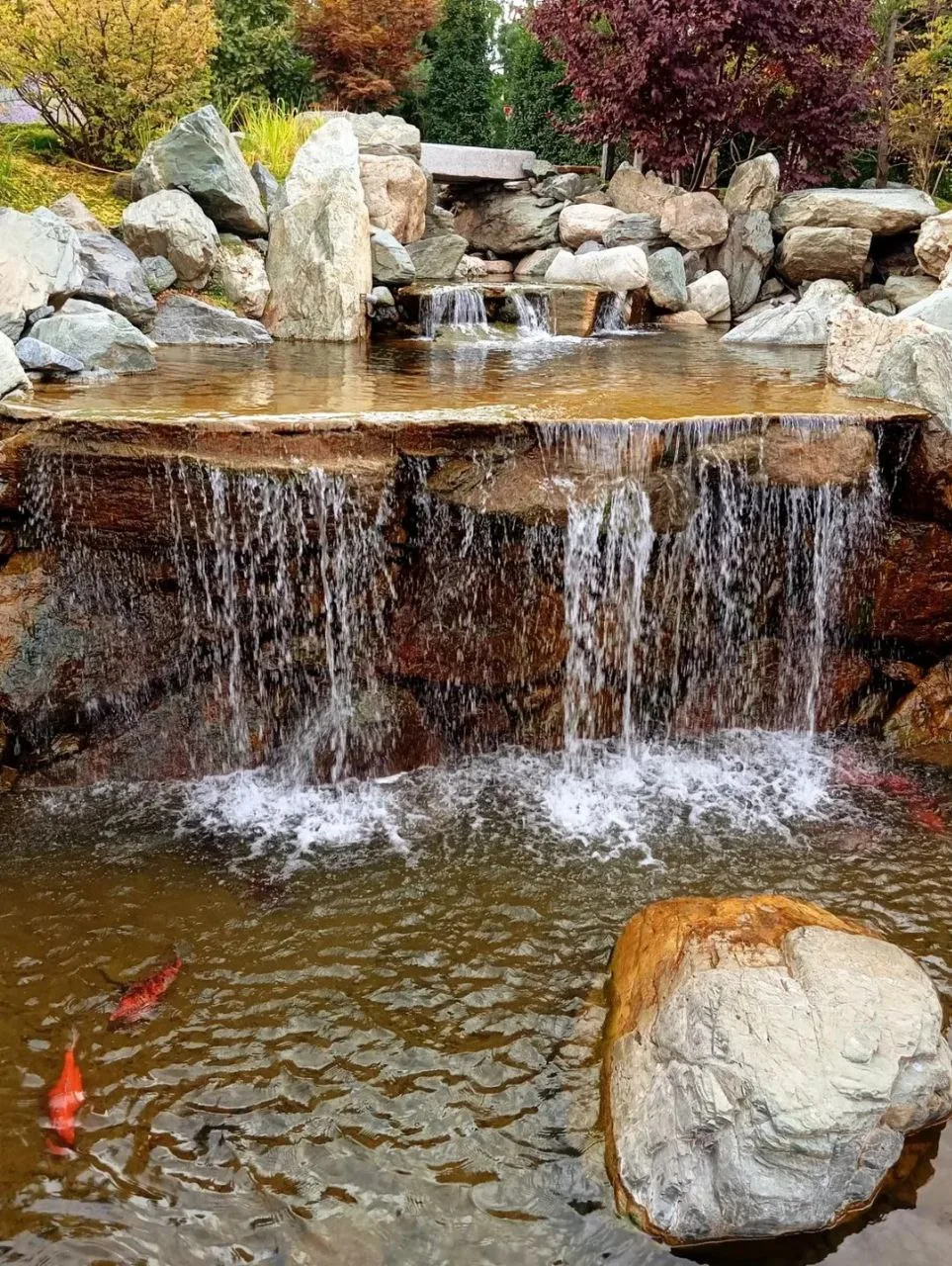💦Водопад в Японском саду — это гармония движения и покоя. Шелест воды уносит суету, на...