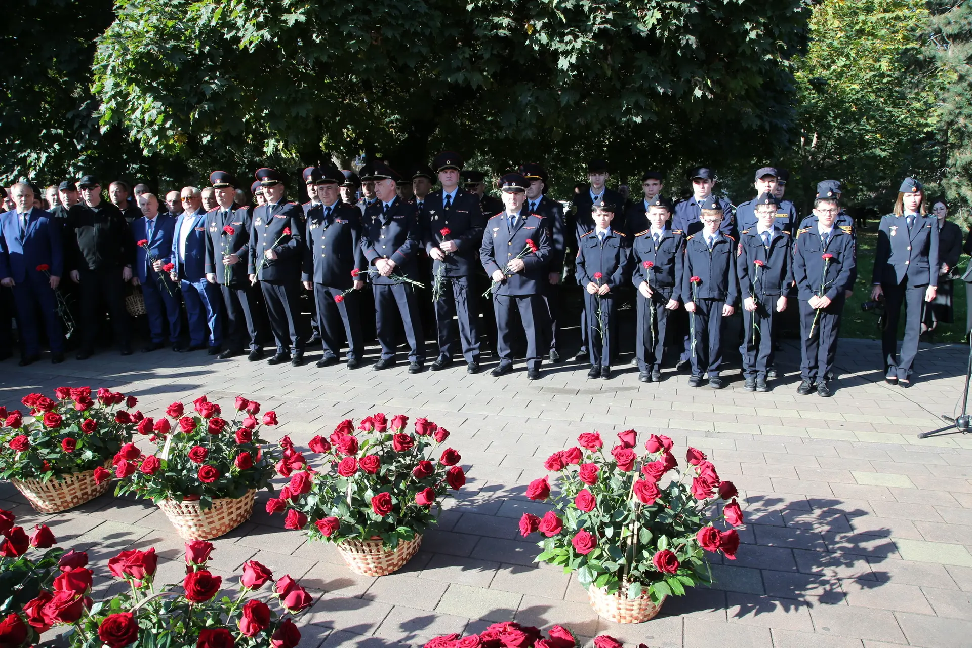 Принял участие в церемонии возложения цветов к памятнику защитникам Родины и правопоряд...