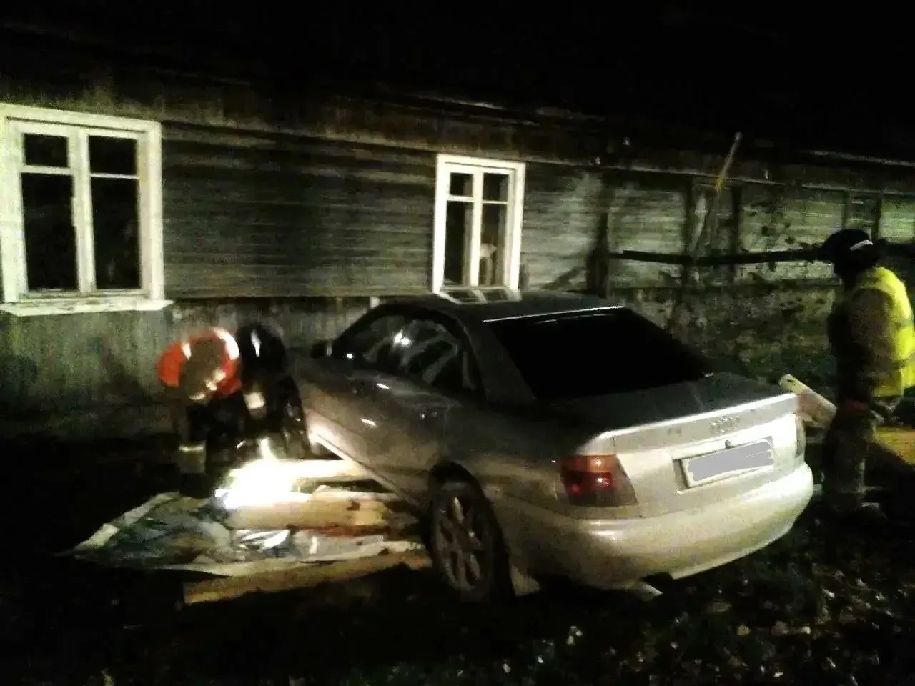 В Карелии водитель не справился с управлением и въехал прямо в жилой дом