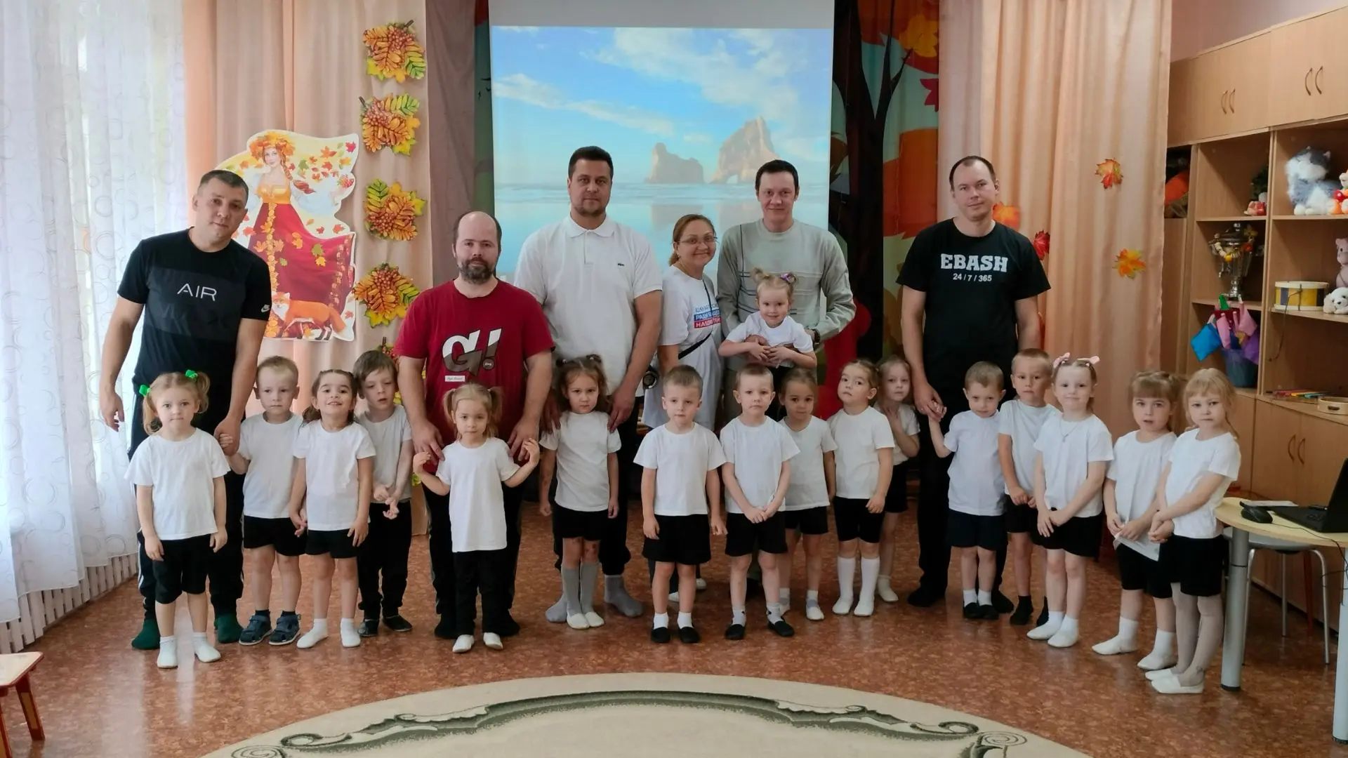 В средней группе 4-36 прошли веселые соревнования с любимыми папами. Атмосфера была нев...