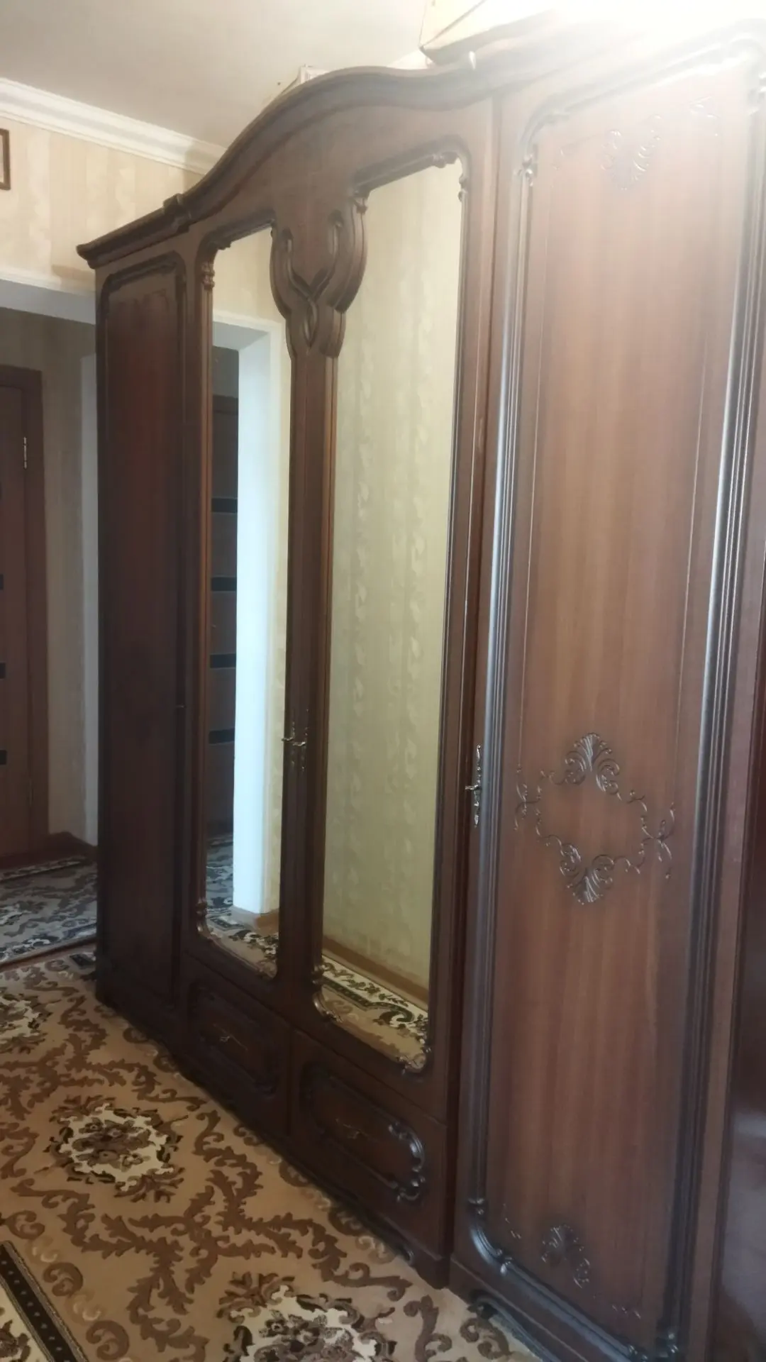 Продается шифоньер 20000. В хорошем состоянии.