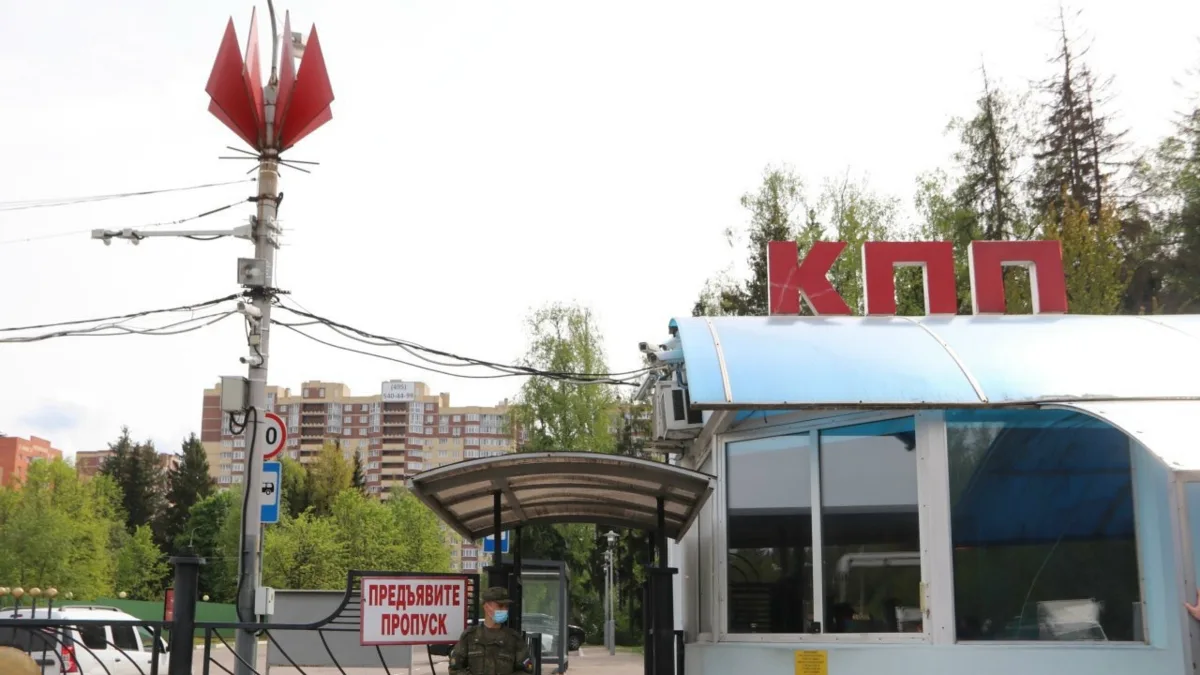 У меня сын вчера машину вынужден был на заправке за КПП оставить, так как стоянки нет, ...
