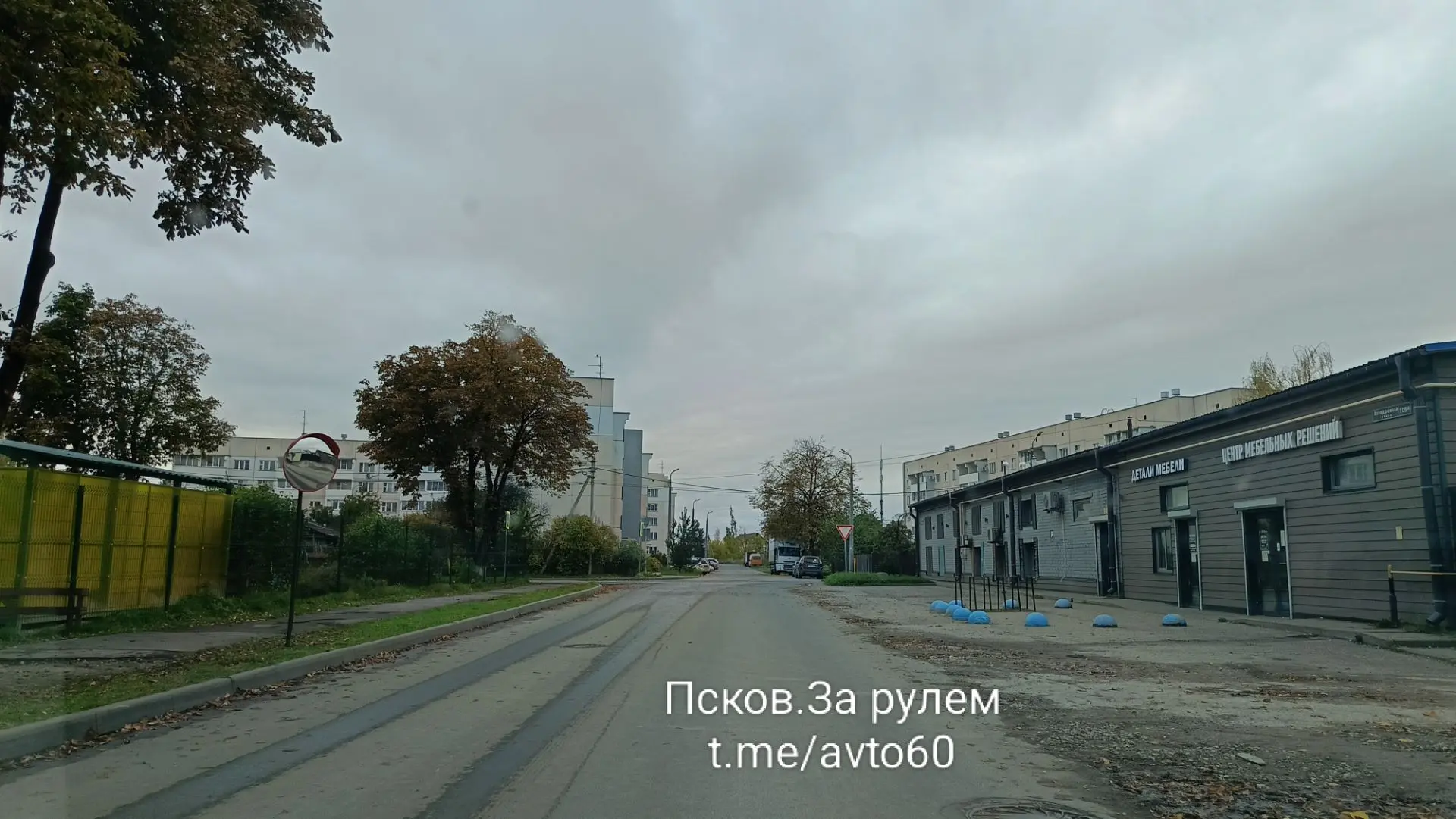 На Ипподромной у детского сада теперь есть сферическое зеркало. Расположено напротив вы...