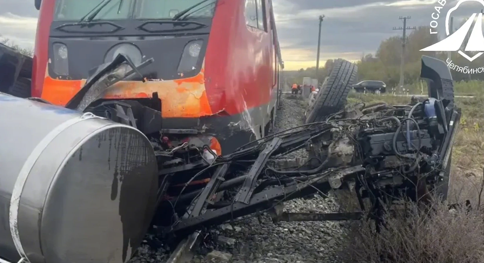 🚆 Молоковоз разорвало на части после столкновения с электричкой