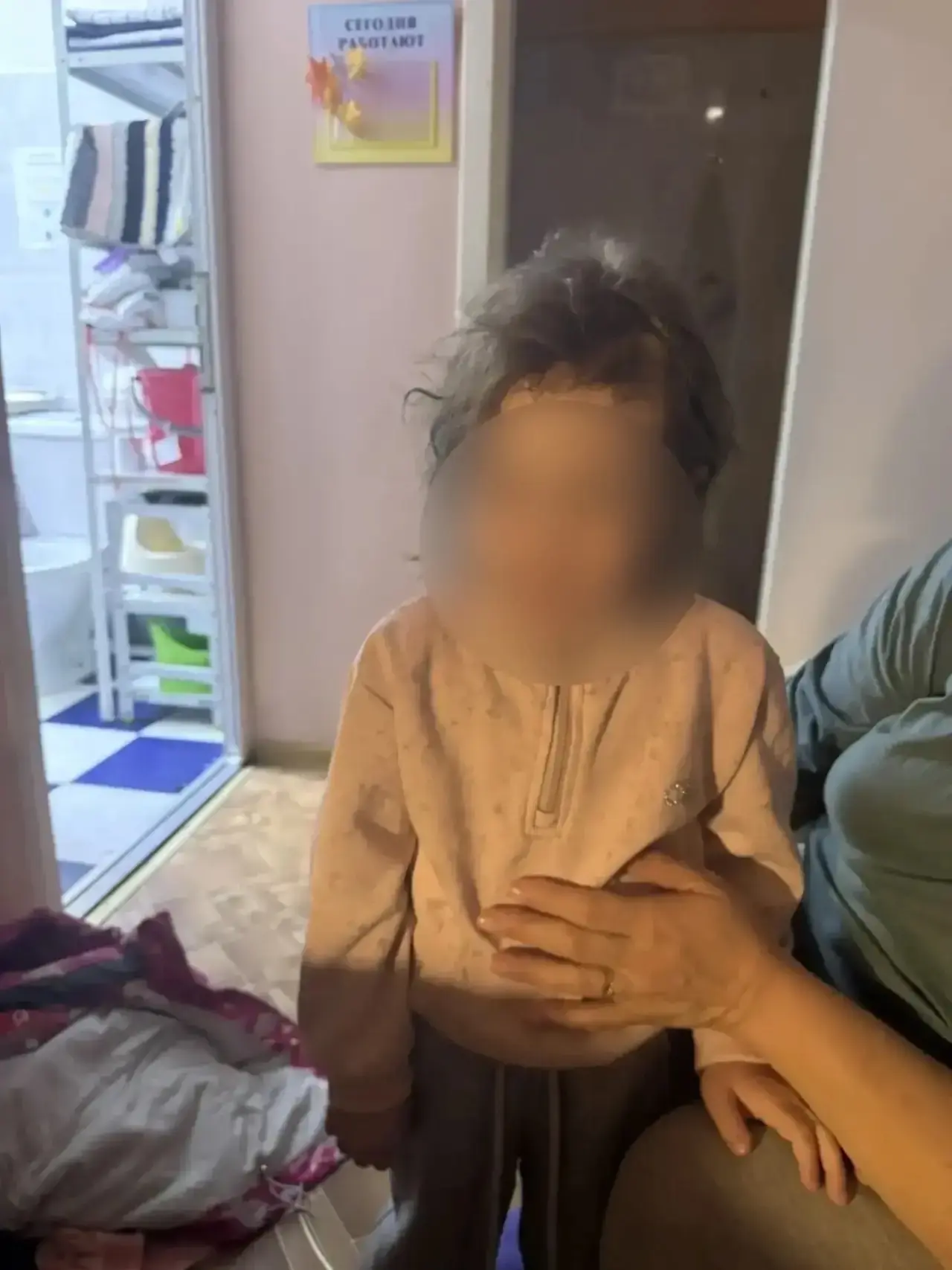 Близкие девочки, которую нашли ночью на площадке, установлены