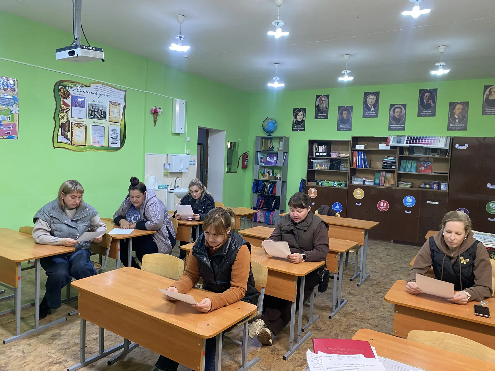 Сегодня в 4 классе прошло первое родительское собрание.Основные темы для обсуждения были: