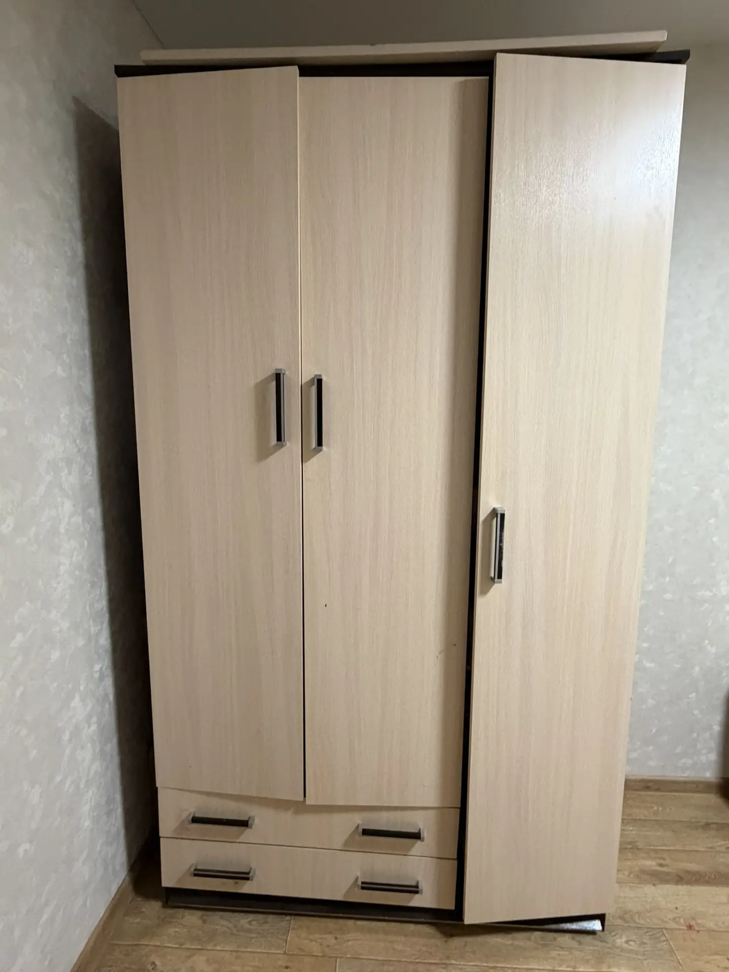 Шкаф с платяным отделом (ш 80 см) и отделом где полки (ш 40 см).
