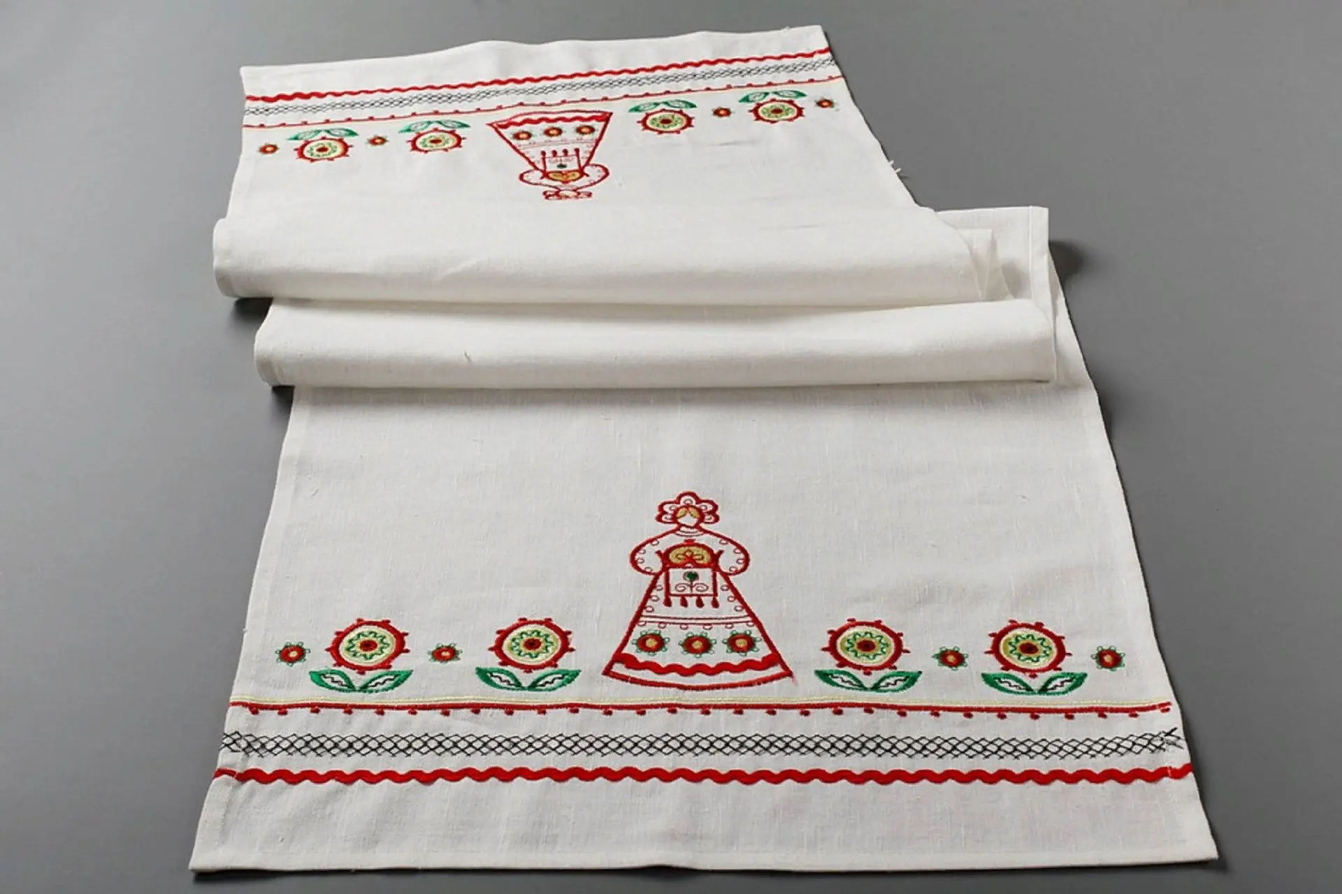 Из Кировской области туристы везут тарелки, кружки, полотенца