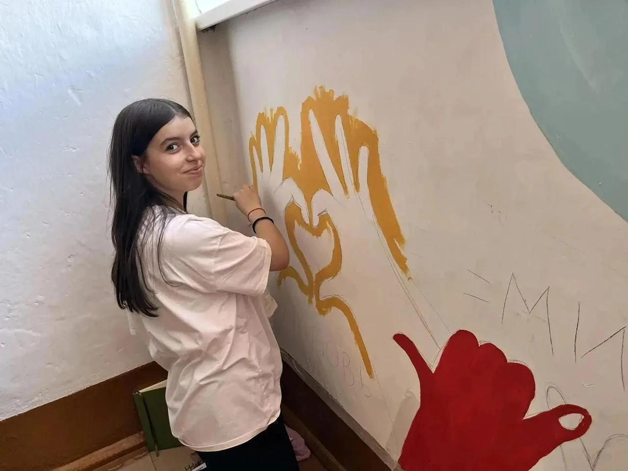На территории школы посёлка Новые Поляны родители и дети создают уличный кинотеатр!