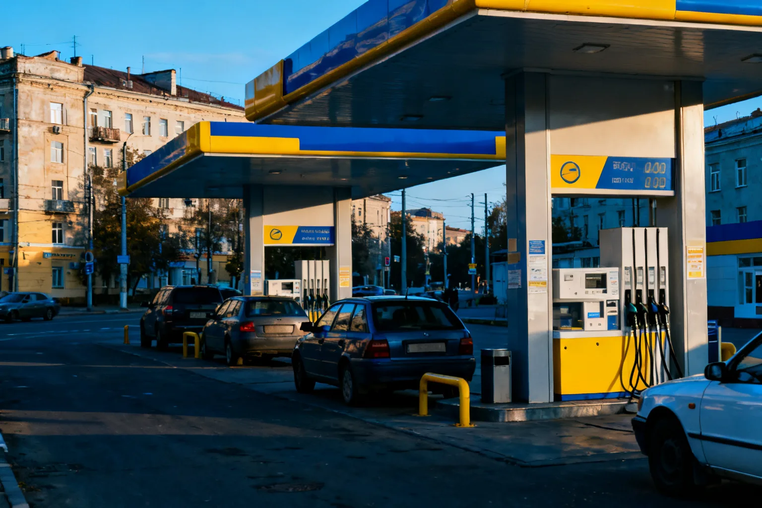 Росстат зафиксировал снижение цен на бензин в 27 регионах