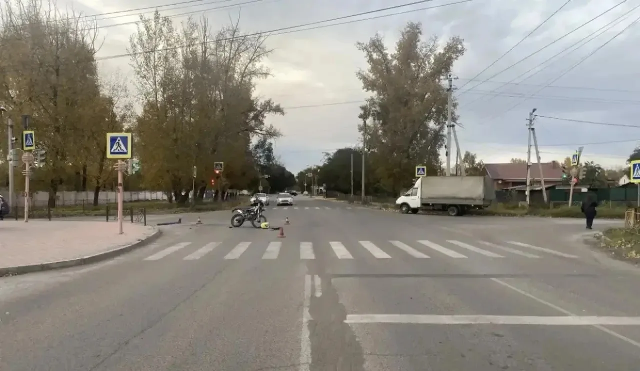 18-летний байкер и 16-летняя девушка пострадали в ДТП в Черногорске.