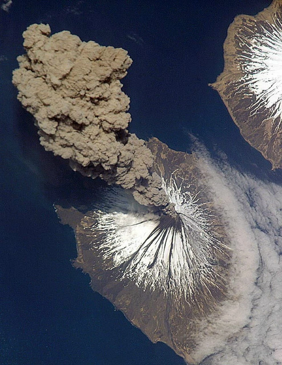 Вулкан Кливленд из космоса: мощь планеты с высоты 400 км 🌋