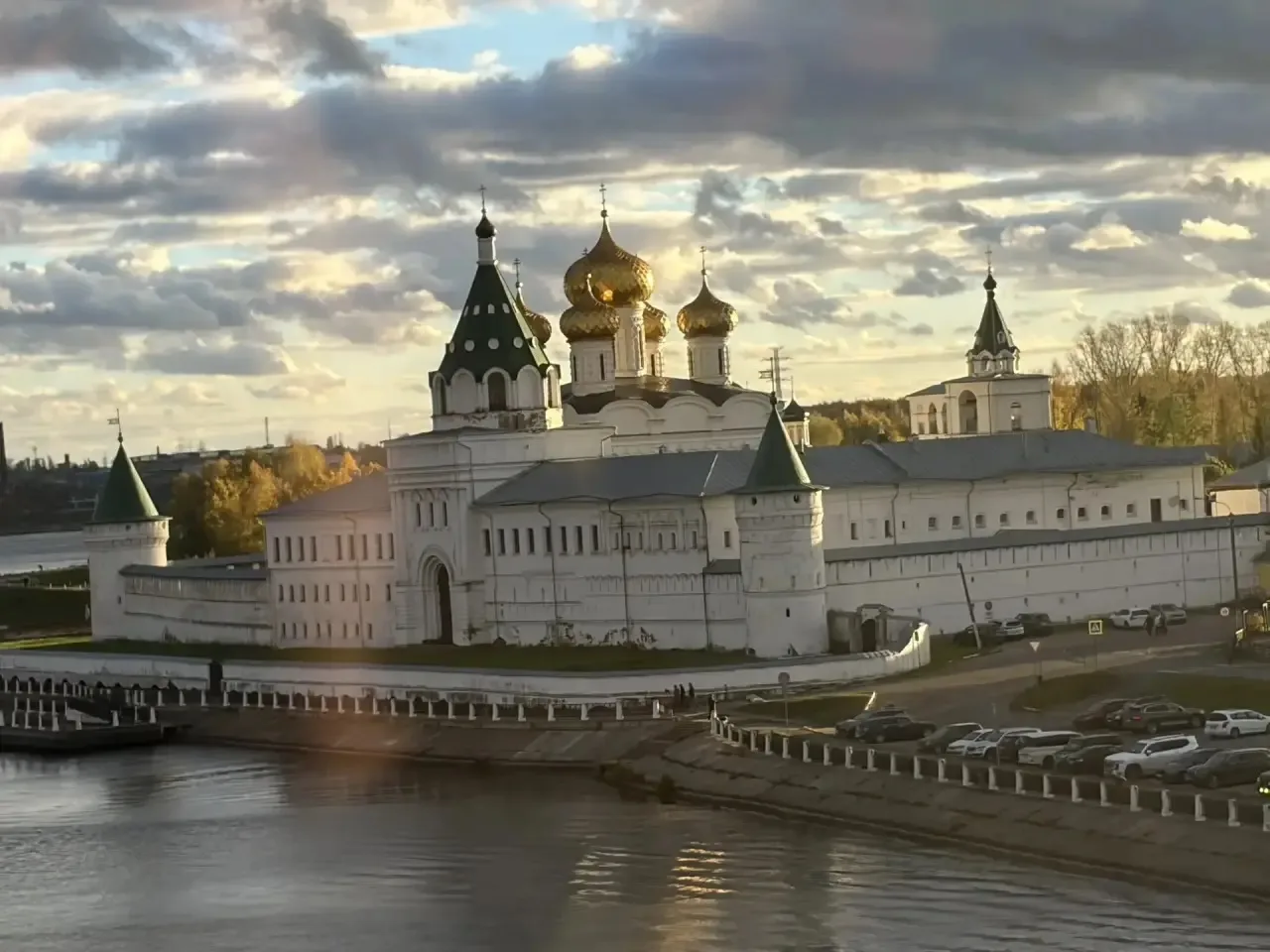 7 и 8 октября ученики 8Д, 8В, 9Г и 10Б классов отправились в Кострому. Теплая осенняя п...