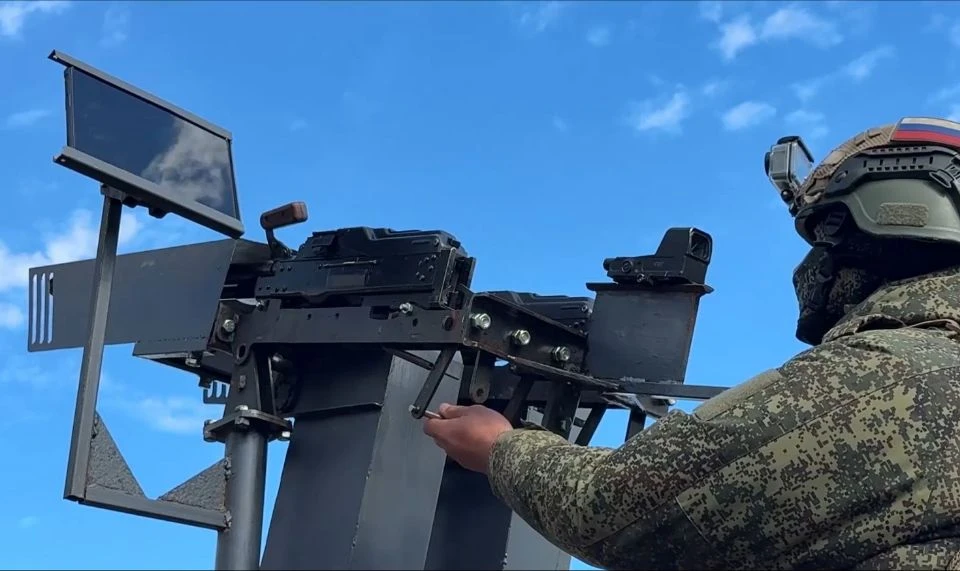 Расчеты мобильных огневых групп группировки войск «Центр» в ходе патрулирования маршрут...