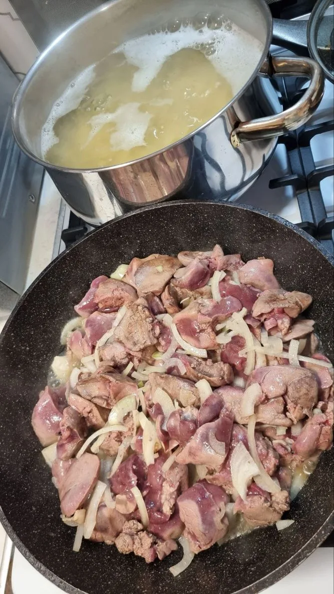 У меня на обед сегодня печень с луком в сметане и макарошки😋