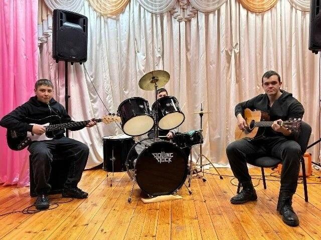 🎸 Малые Атряси собрали полный зал под гитару и барабаны