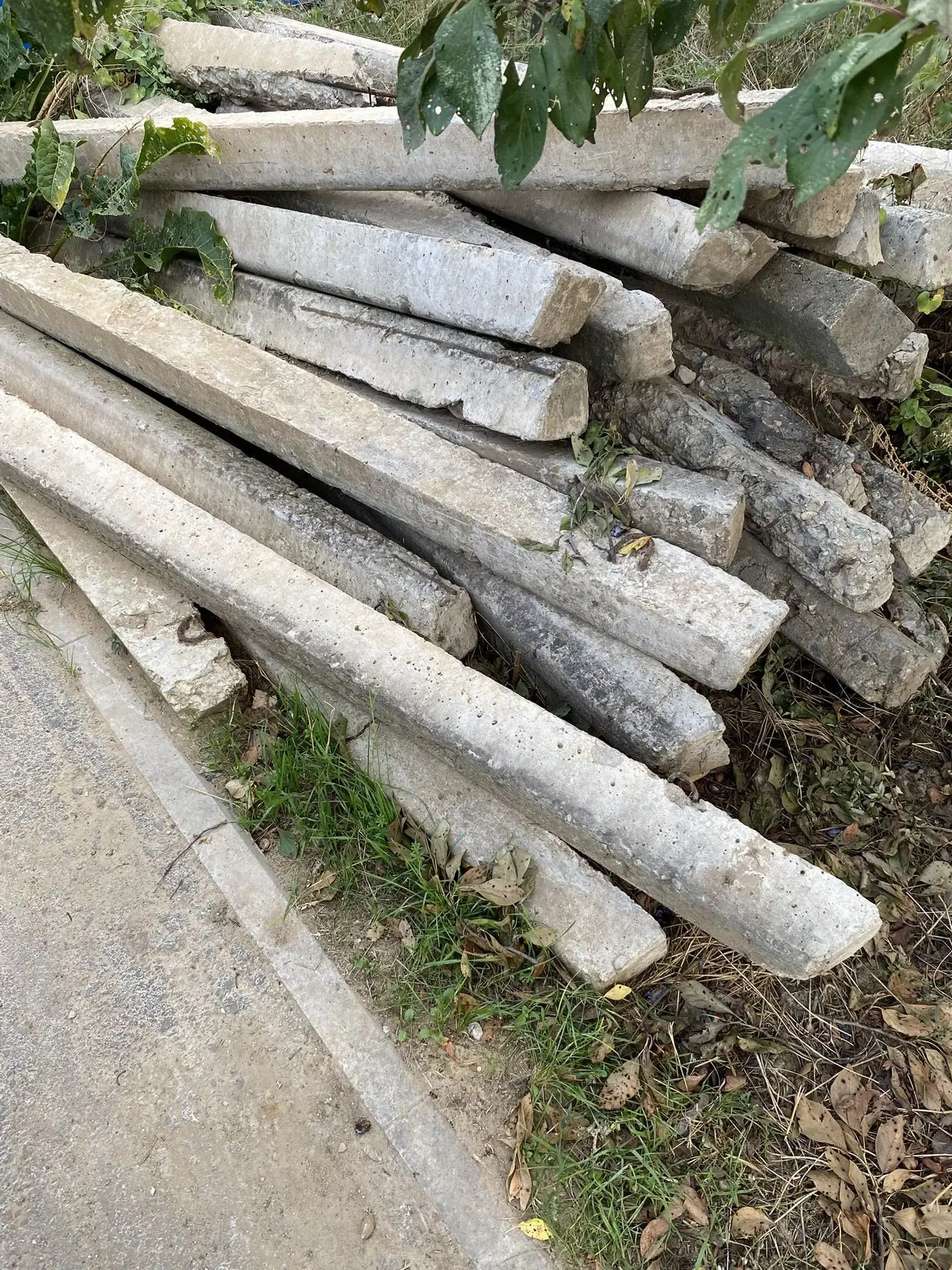 Продам  пасынки ,в наличии 35шт. Внутри арматура, длина 198.  Цена 200 за шт
