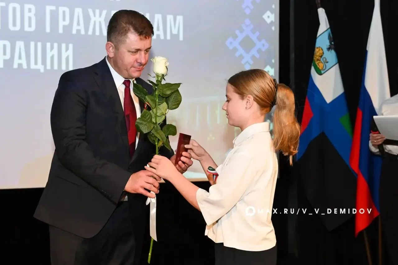 Сегодня в торжественной обстановке вручил паспорта гражданина Российской Федерации 33 ю...