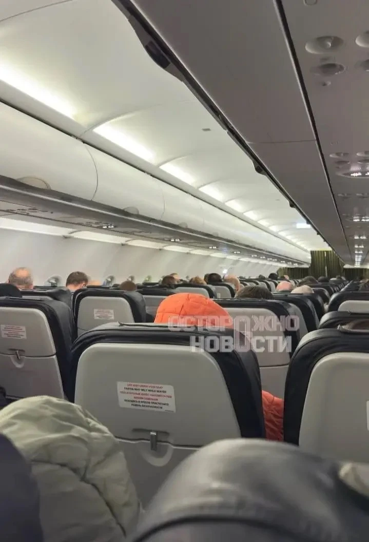 Рейс из Новосибирска в Москву вынужденно сел в Нижнем Новгороде. Пассажиры три часа про...